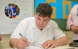 Estudiante captado ayudando a su mamá durante los desfiles recibe una beca del gobierno