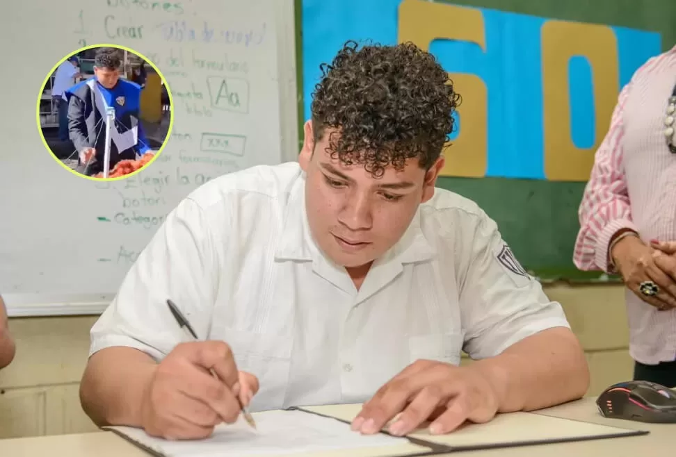 Estudiante captado ayudando a su mamá durante los desfiles recibe una beca del gobierno