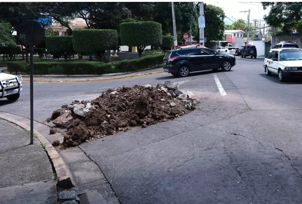 Obras en abandono provocan caos vehicular