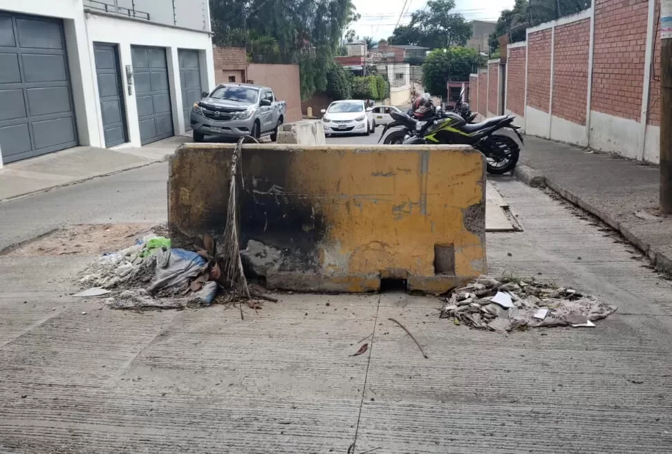 Obras en abandono Distrito Central obstaculizan paso vehicular.