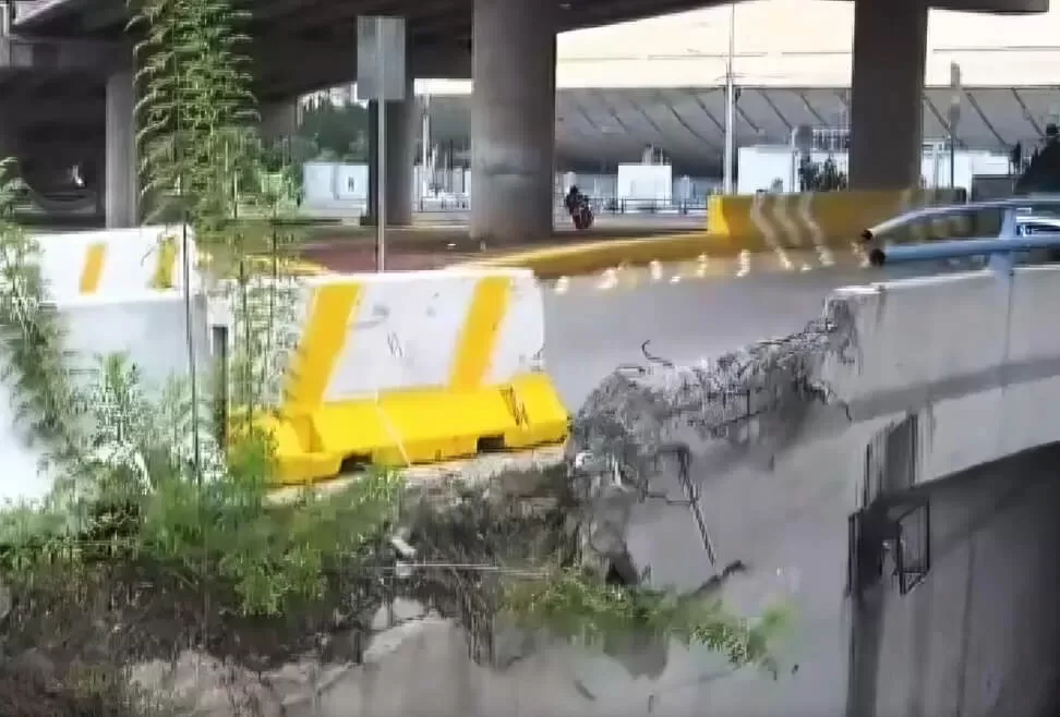 Infraestructura a punto de ceder amenaza a conductores frente a la UNAH