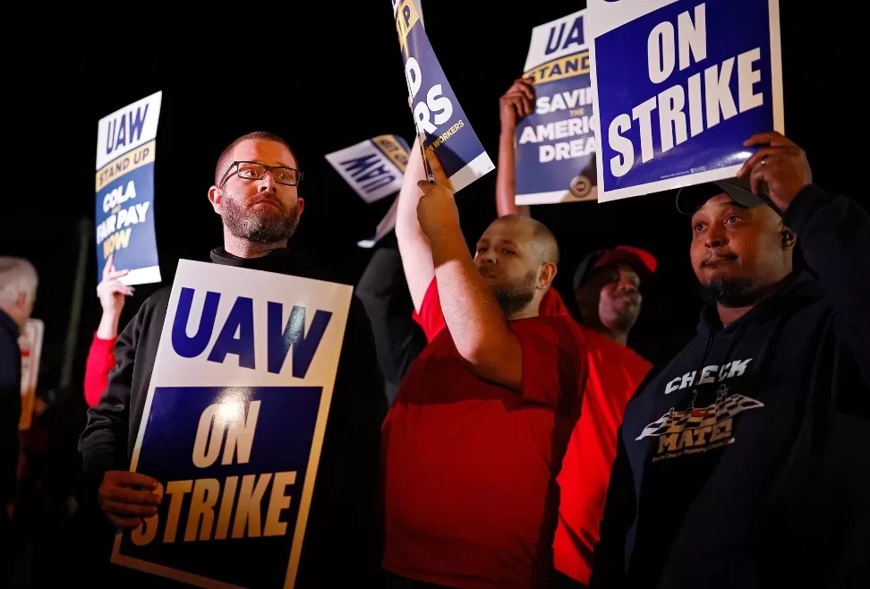 Biden hace historia como el primer presidente de EE.UU. en sumarse a una huelga de trabajadores