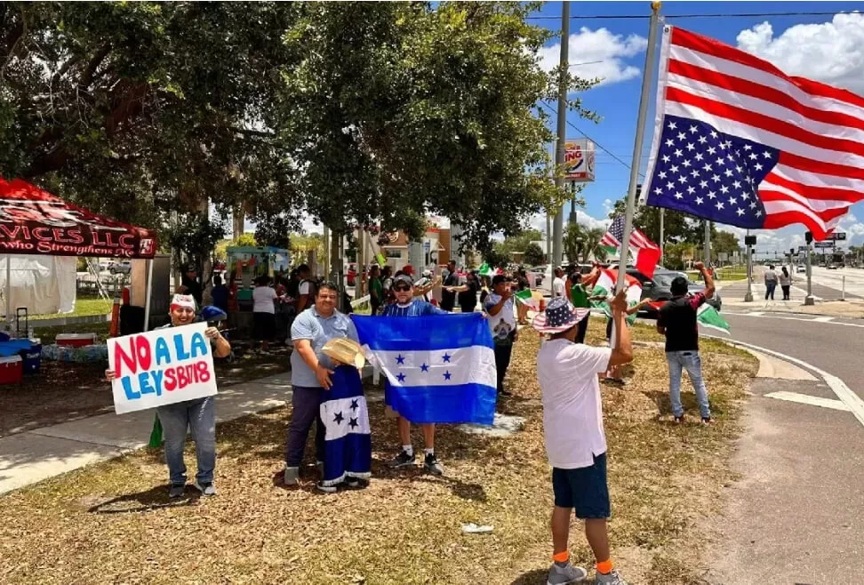 Hondureños protestan en contra de la ley que “criminaliza” la inmigración en Florida