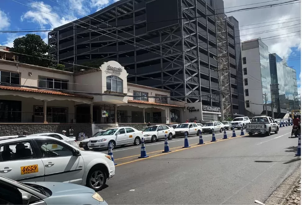 Taxistas bloquean accesos a Casa Presidencial en protesta por incumplimiento de acuerdos