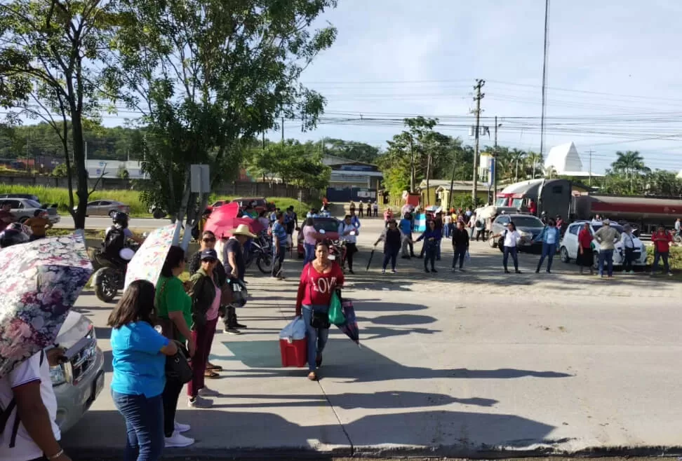 Maestros Proheco bloquean carreteras en protesta por atrasos en pago de salarios