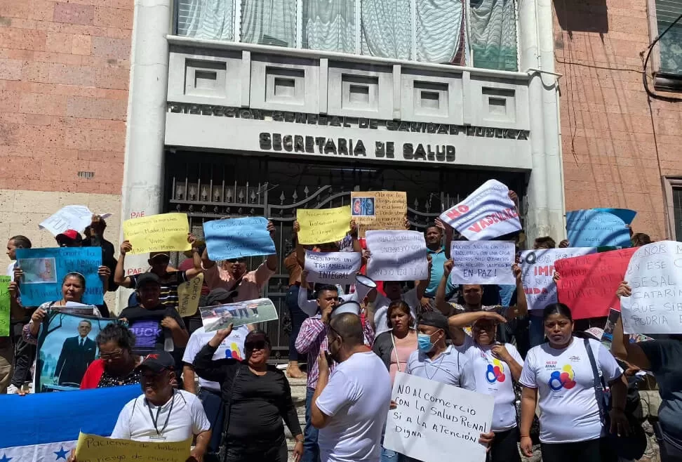 Familiares de pacientes renales protestan en la Secretaría de Salud para exigir mejores atenciones.