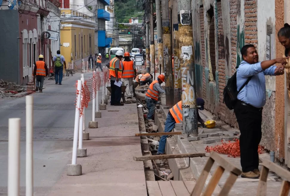 Restauración de Avenida Cervantes con un 60% de retraso; debió terminarse en julio