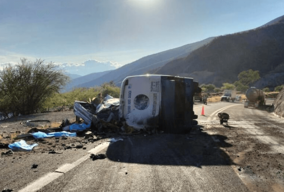 Mueren 17 migrantes, la mayoría de ellos venezolanos en un accidente después de que un autobús con 55 de ellos se volcó en una carretera en Oaxaca, estado del sur de México.