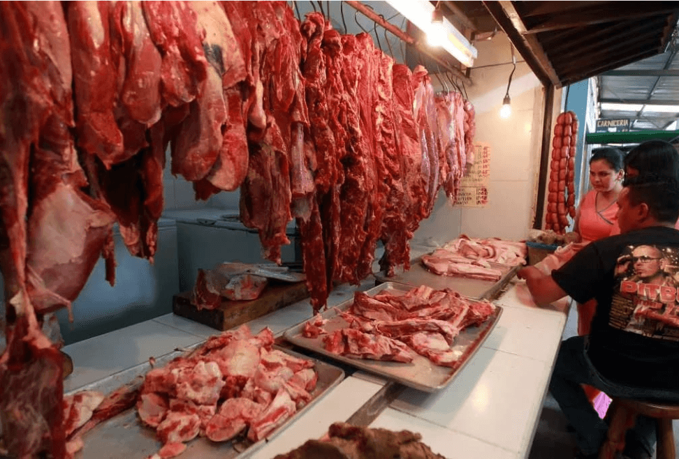 Vendedores advierten incrementos en los precios de las carnes de res y cerdo.