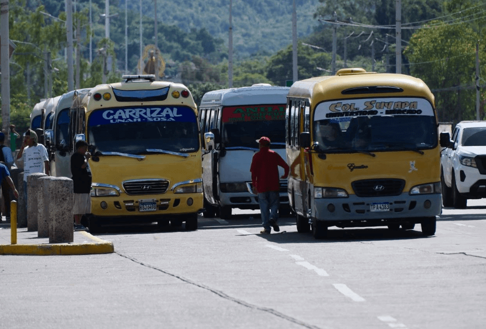 Transportistas amenazan con paro de labores en la capital.