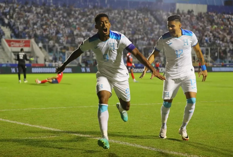 Antony Lozano (i) y Luis Palma de Honduras celebran un gol contra Cuba hoy, en un partido de la Liga de Naciones de la Concacaf en el estadio Chelato Uclés en Tegucigalpa (Honduras).