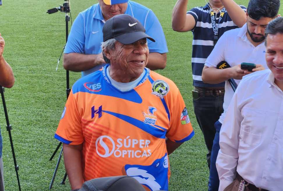 Presentación de Ramón Maradiaga con los Lobos de la UPNFM. FOTO: Fútbol de Tacón