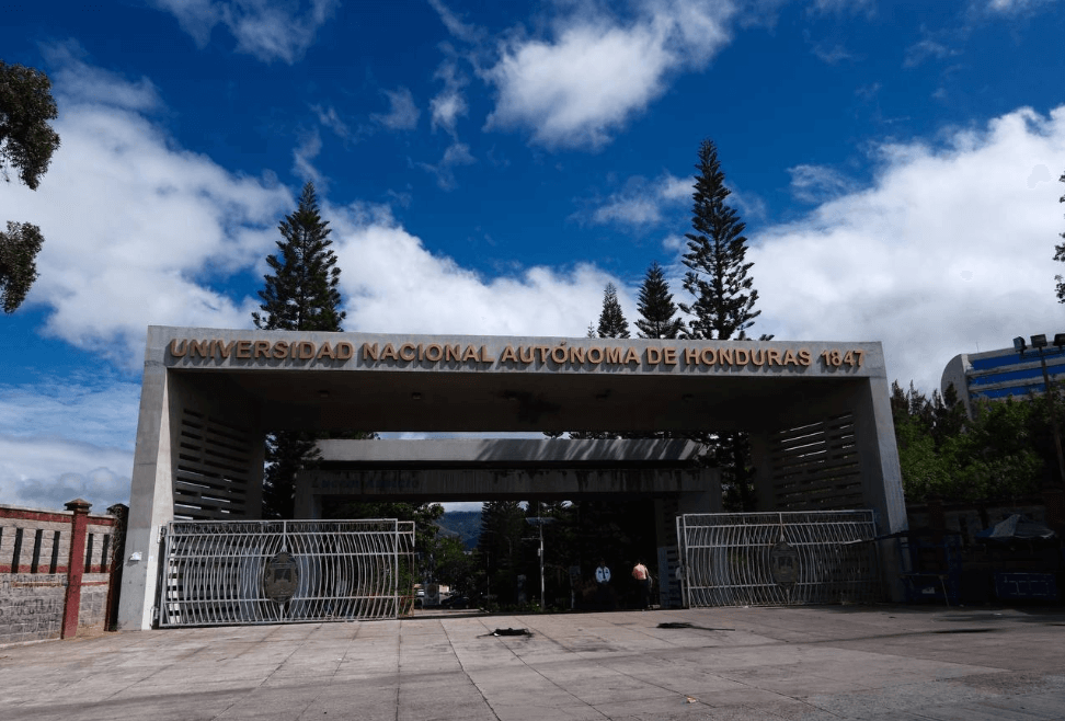 Reanudan las clases en la UNAH tras toma de encapuchados