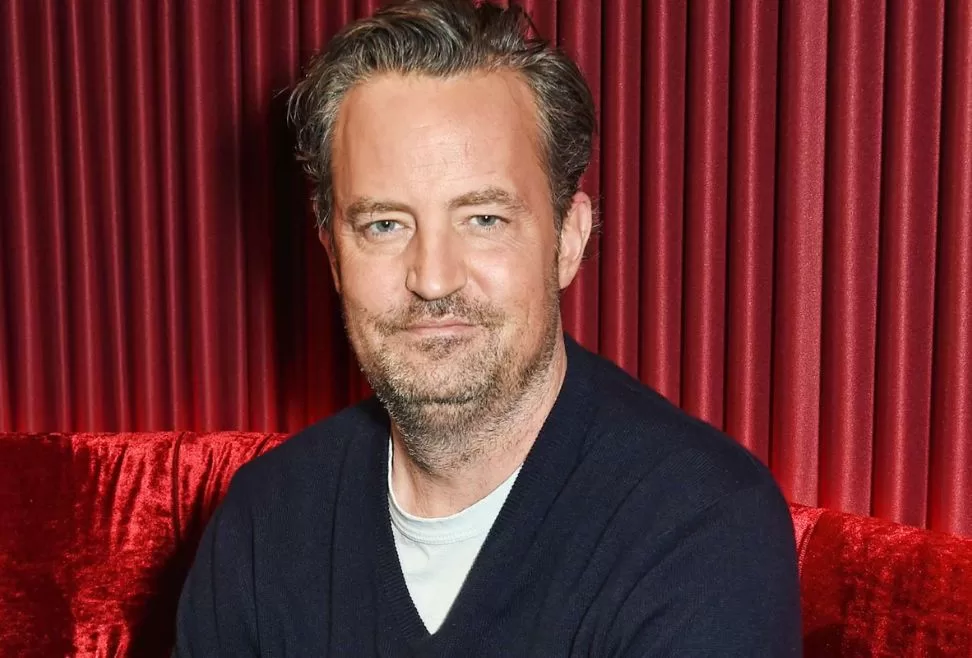 Muere la estrella de la serie “Friends” Matthew Perry a los 54 años ahogado en un jacuzzi