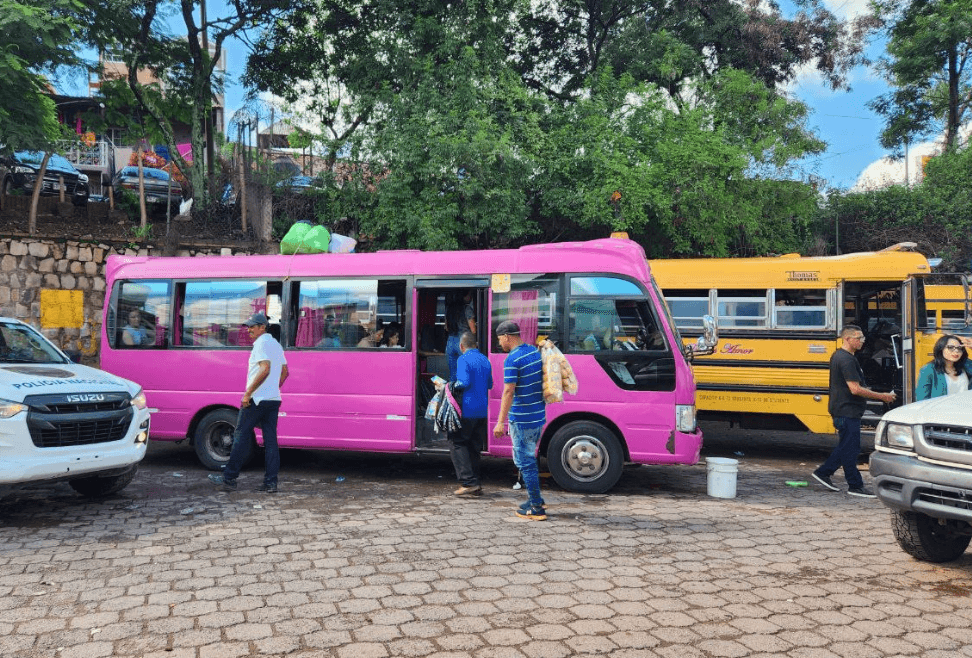 Preocupados vendedores y transportistas por baja cantidad de viajeros durante el feriado