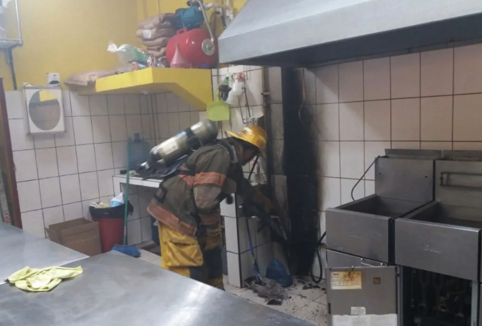 Incendio consume negocio de pollos en la San Miguel