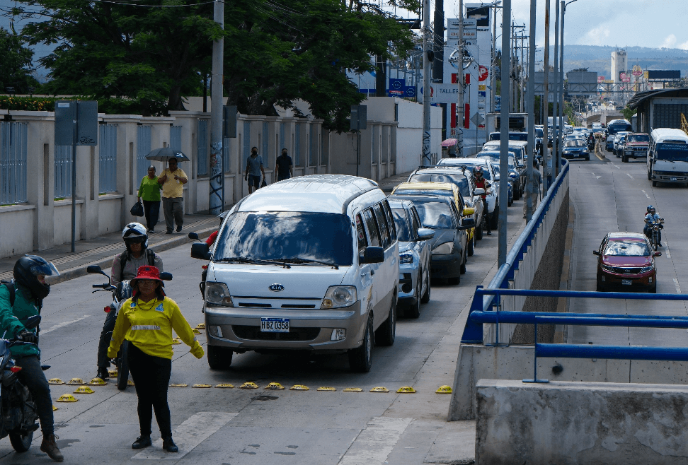 Anuncian nuevas medidas para aliviar el tráfico vehicular en la capital