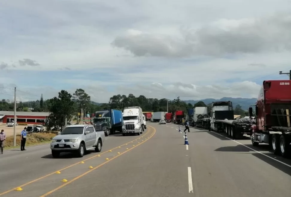 Anuncian sanciones para transportistas que se tomen carreteras en fronteras del país