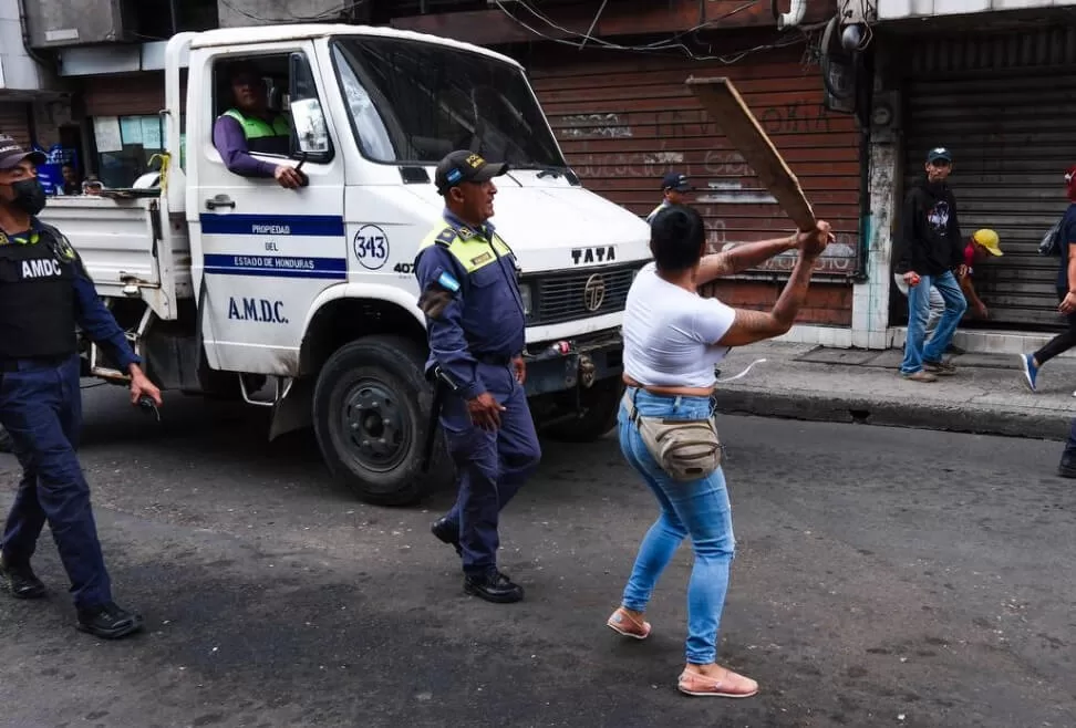 Protestas de vendedores ambulantes en el centro de la capital