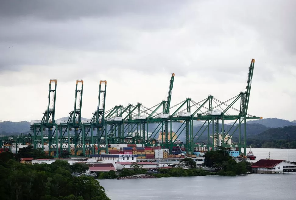 Fotografía de un buque que transita por el Canal de Panamá, el 30 de octubre 2023, cerca a Ciudad de Panamá (Panamá). EFE