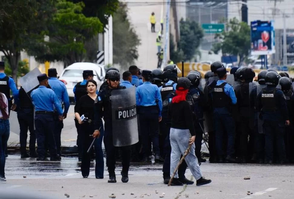 Según los estudiantes, su reclamo se basa en la exclusión del servicio civil, lo que limita sus oportunidades de empleo. Solicitan un diálogo con el secretario de Salud, José Manuel Matheu, para abordar las soluciones laborales en el sector de la salud. FOTO: LEONEL ESTRADA.