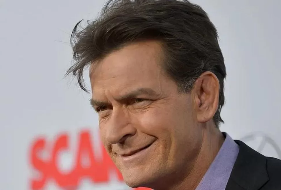 Charlie Sheen fue agredido por su vecina: intentó estrangularlo en su propia casa