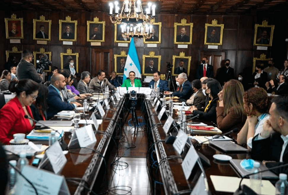 Funcionarios comienzan a poner a disposición su cargo a la presidenta Xiomara Castro