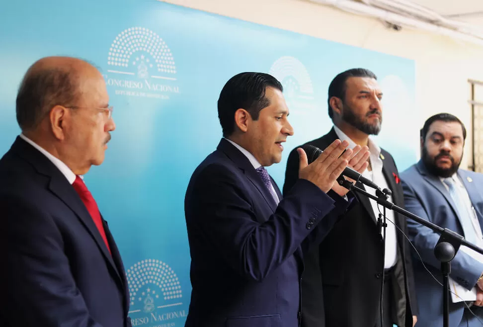 Fiscal General Adjunto interino, Mario Morazán, con la Comisión de Presupuesto del Congreso Nacional.