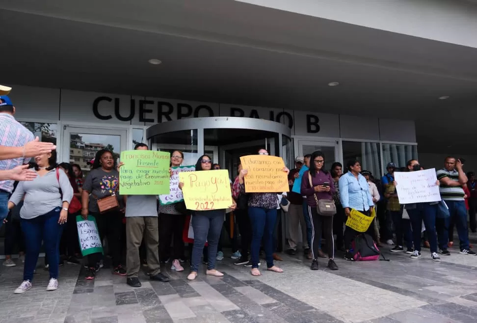 Empleados públicos protestan en el Centro Cívico Gubernamental.