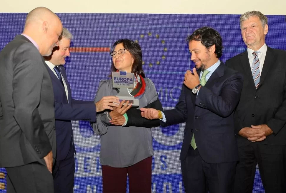 Desde la izquierda, Jaume Segura, embajador de la Unión Europea en Honduras; Cédric Prieto, embajador de Francia en Honduras; la galardonada Gilda Rivera, del Centro de Derechos de Mujeres (CDM); Baltasar Fernández, segunda jefatura de la Embajada española en Honduras, y Andreas Haack, encargado de negocios de la Embajada de Alemania en Honduras, posan durante un acto de premiación hoy, en Tegucigalpa (Honduras)