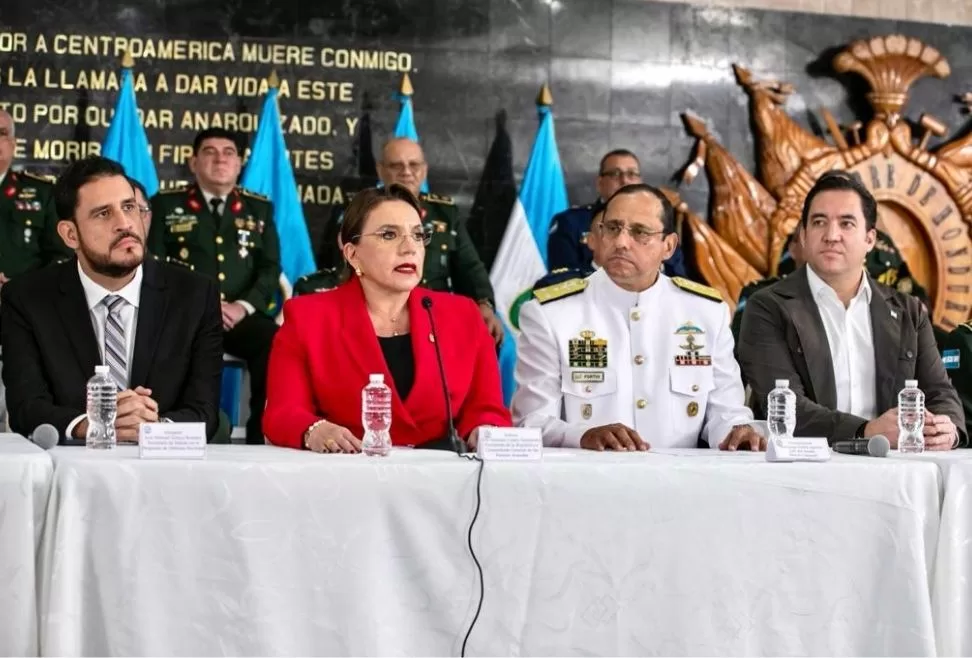 En el marco de la ceremonia de ascensos militares durante el 198 aniversario del Ejército hondureño, la presidente Xiomara Castro resaltó este lunes sus logros en lo que va de su Administración y subrayó que:  “el socialismo democrático avanza” en el proceso de reconstrucción del país.