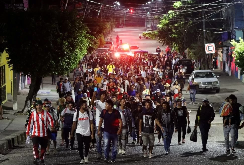 Migrantes salen en caravana hacia Estados Unidos, en la ciudad de Tapachula, estado de Chiapas,