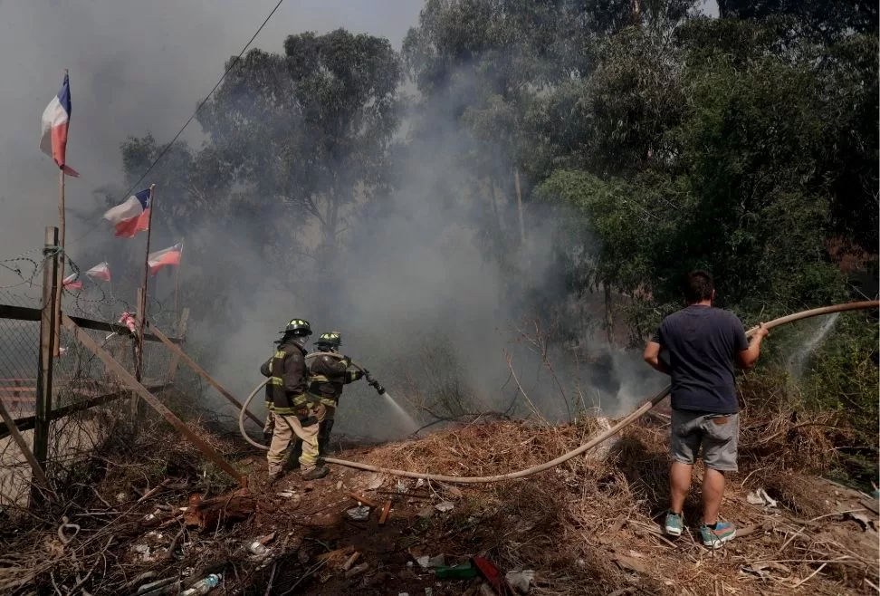 Aumentan a 56 los muertos en los devastadores incendios de Valparaíso en Chile