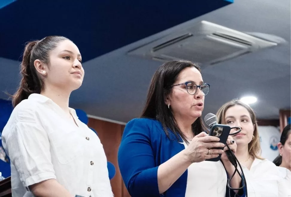 La ex primera dama de Honduras, Ana García, fue presentada este miércoles como precandidata presidencial por el Partido Nacional.