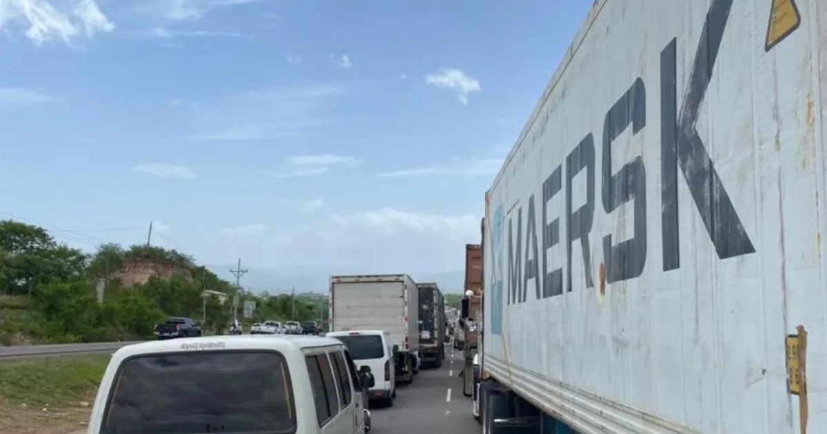 Transportistas bloquean carretera de Olancho cerca de limones como protesta