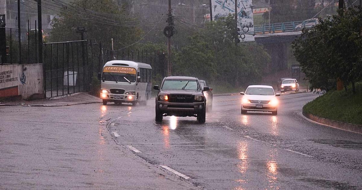 Onda tropical provoca lluvias generalizadas en todo el país