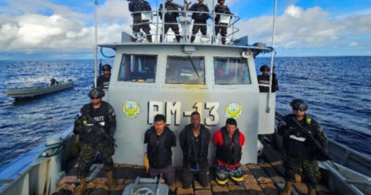 Marina de El Salvador intercepta embarcación con dos toneladas de cocaína