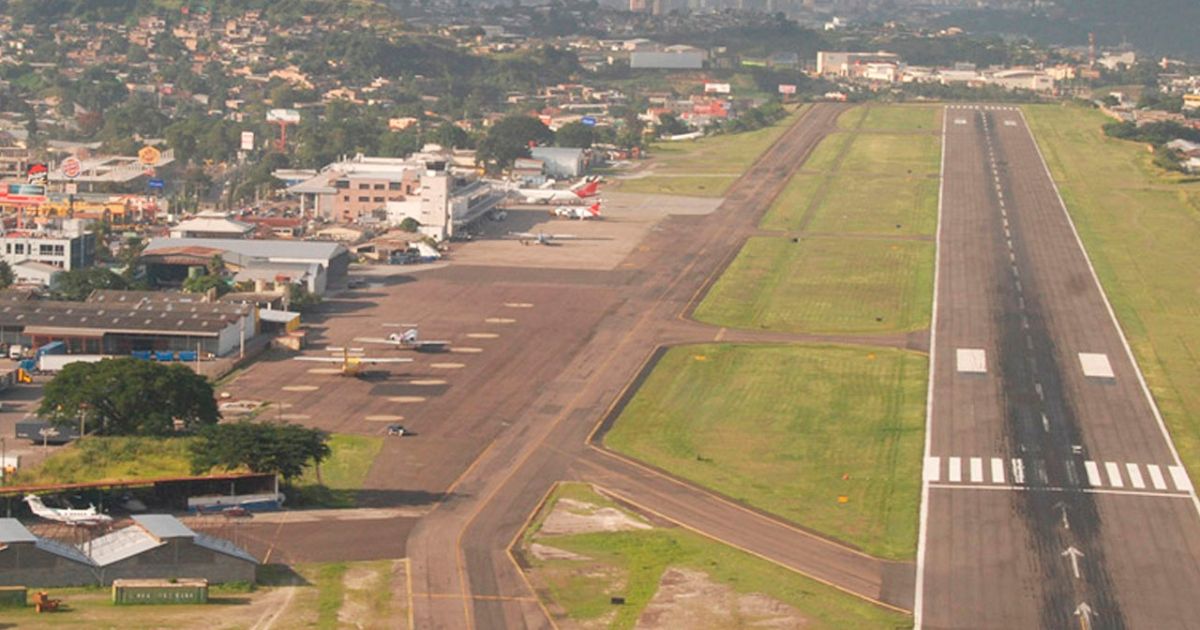 Aeropuerto Toncontín cerrado por las lluvias