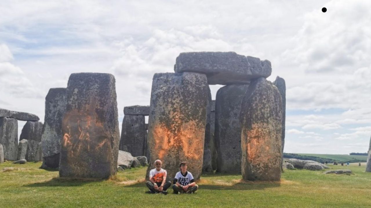 Activistas de Just Stop Oil detenidos por vandalizar Stonehenge con pintura naranja