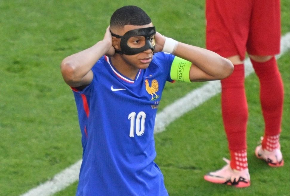 Enmascarado para proteger su nariz fracturada, Mbappé formó en la punta de ataque con Dembélé en el perfil diestro y Barcola, la gran novedad, inédito hasta la fecha en la Eurocopa, por el zurdo.