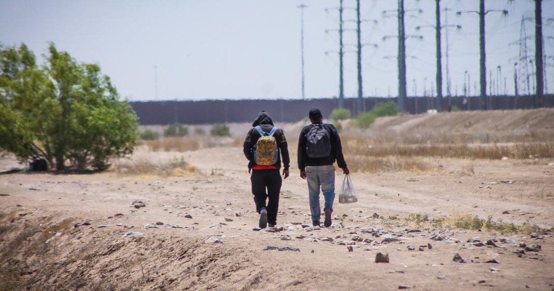 Migrantes enfrentan Muro de Biden