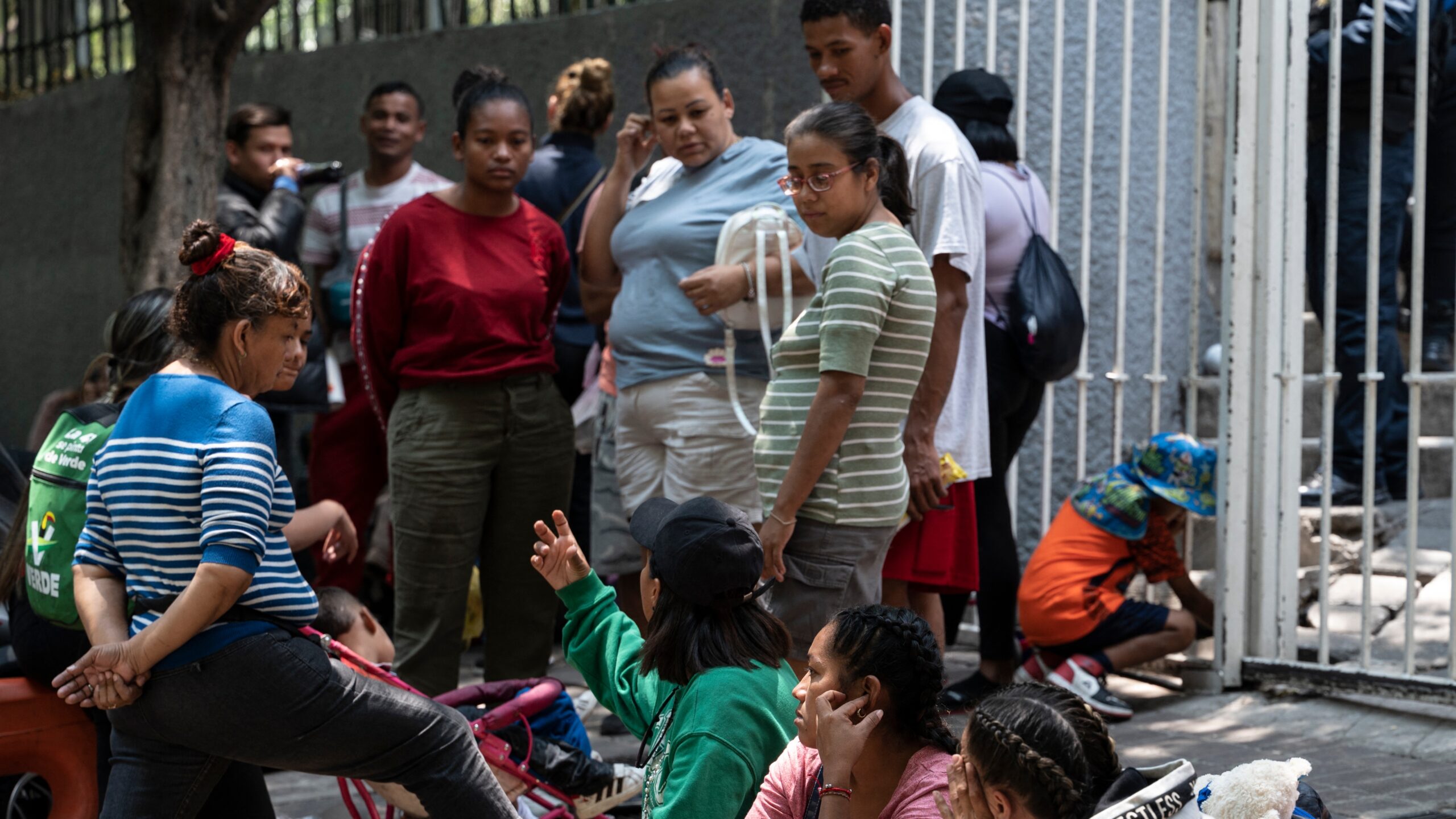 Migrantes suman otra penuria en su camino a EEUU: el calor extremo