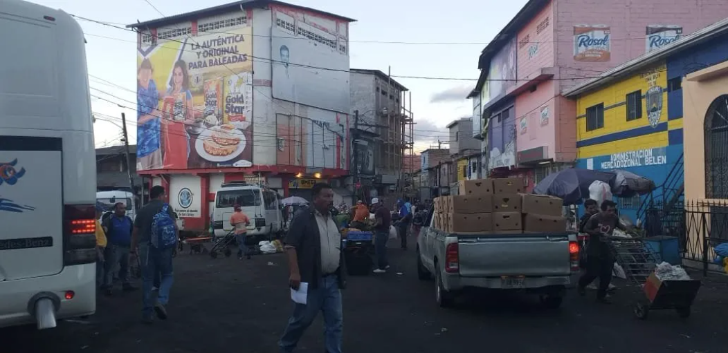 Tirotean unidad de transporte en Mercado Zonal Belén; Paralizan servicio en Ciudad España