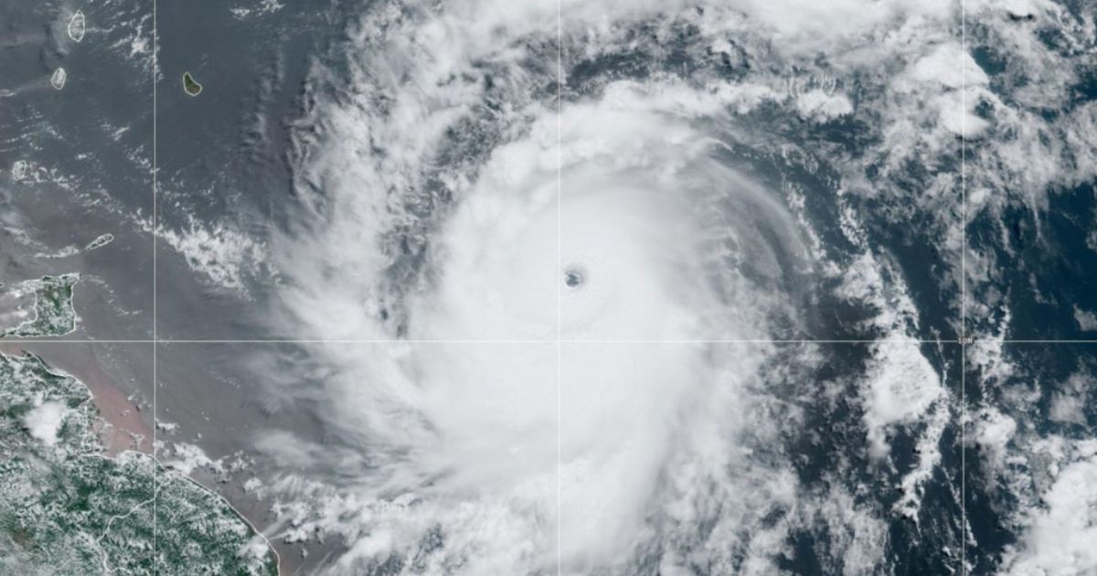 Huracán Beryl toca tierra en México con vientos de 95 km/h