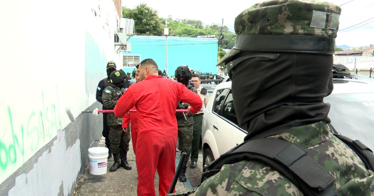 Reos borran grafitis de pandillas en Tegucigalpa