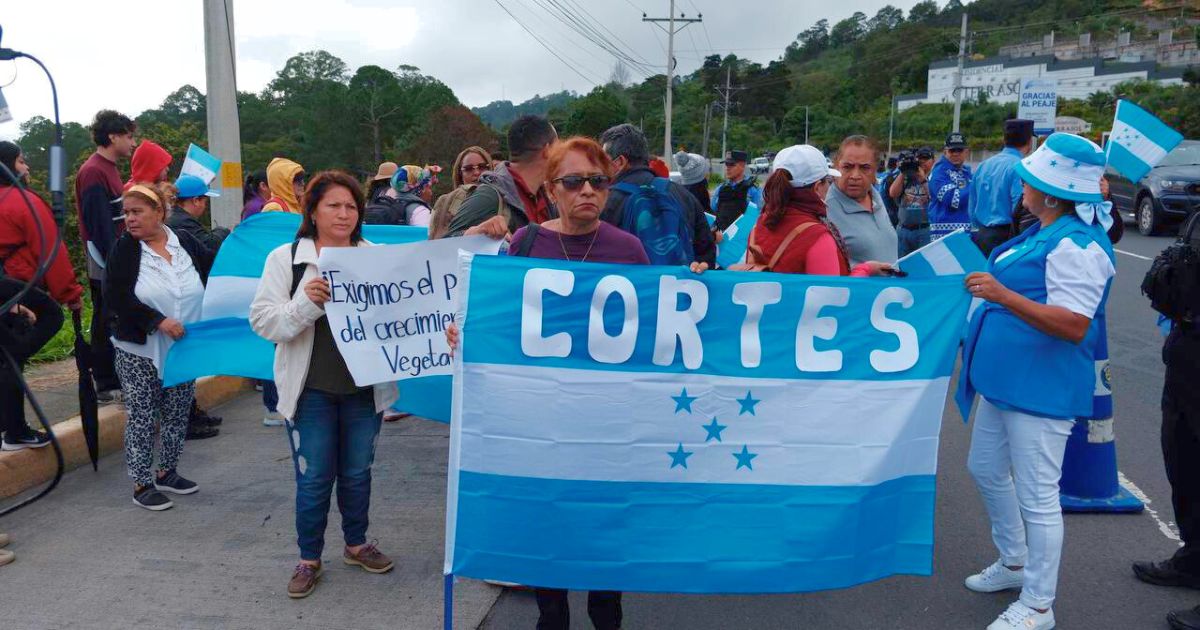 Maestros bloquean carretera CA-5 por salarios incumplidos