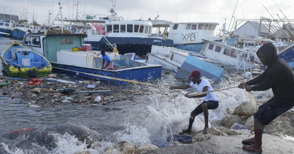 Beryl, tras devastar islas, se debilita rumbo a Jamaica