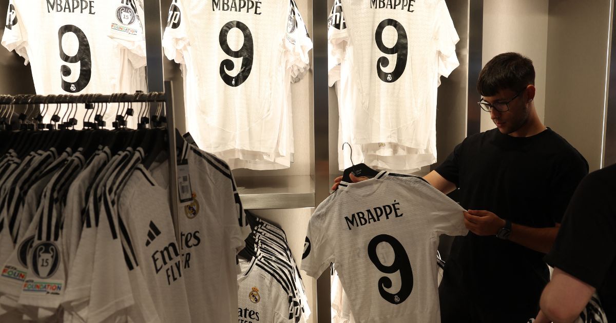 Camisetas de Mbappé agotadas en Madrid tras su fichaje estrella