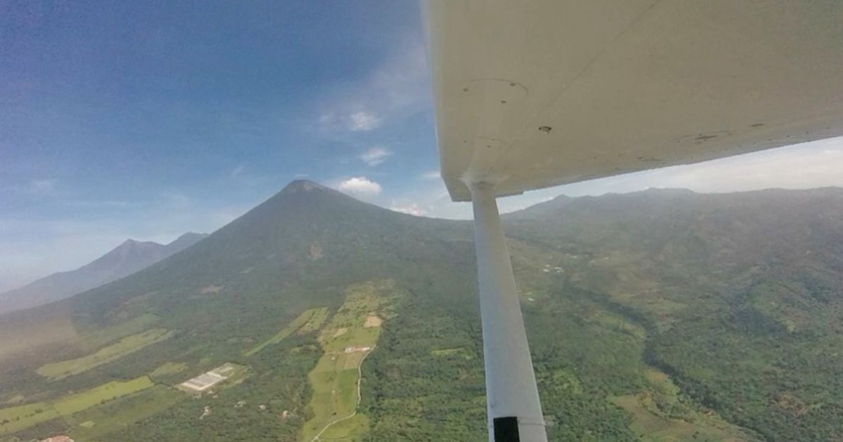 Buscan pasajeros de avioneta que cayó cerca de volcán en Guatemala