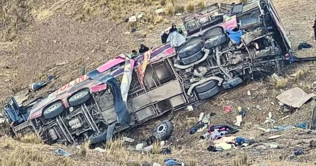 Perú: Autobús cae al abismo y deja al menos 20 muertos